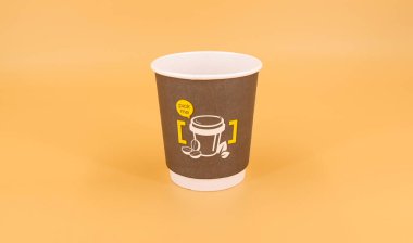 Arka planda izole edilmiş kahve fincanını kapat.