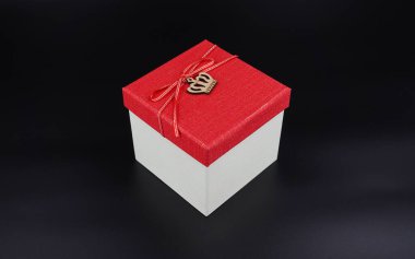 Yay ve kırmızı kapaklı hediye paketi.