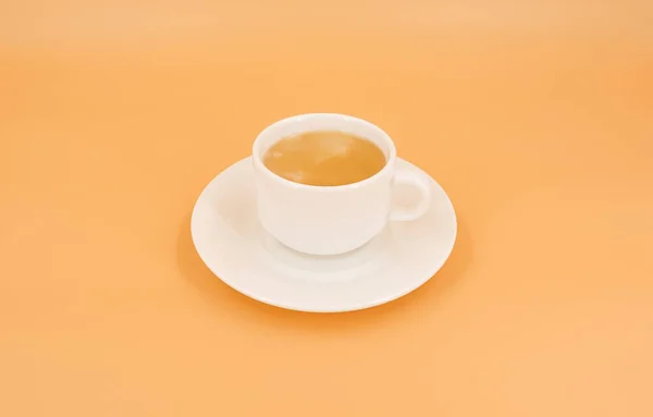 Weiße Tasse Mit Kaffee Auf Orangenem Hintergrund — Stockfoto