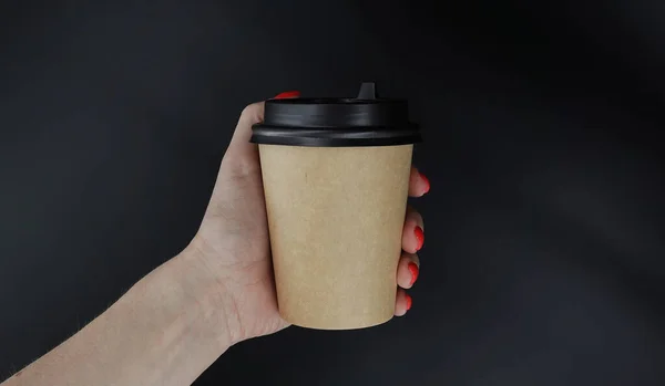 Eine Hand Hält Eine Tasse Kaffee — Stockfoto