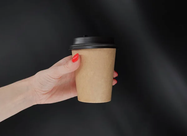 Een Hand Met Een Kop Koffie — Stockfoto
