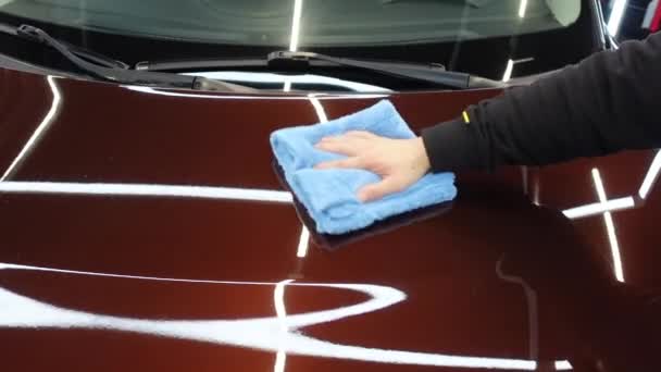 Homem limpa o carro com um pano — Vídeo de Stock