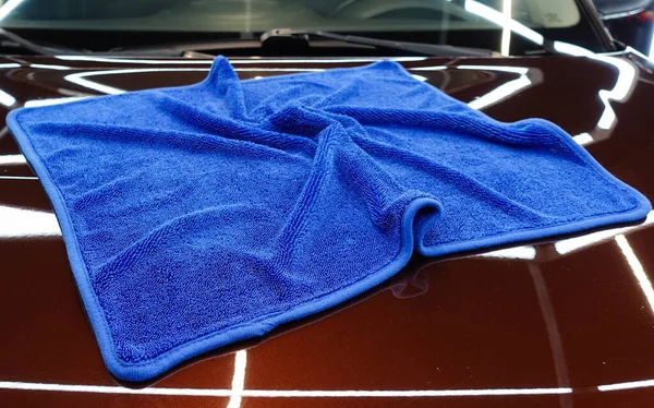 Araba temizliği için mavi mikrofiber halı.