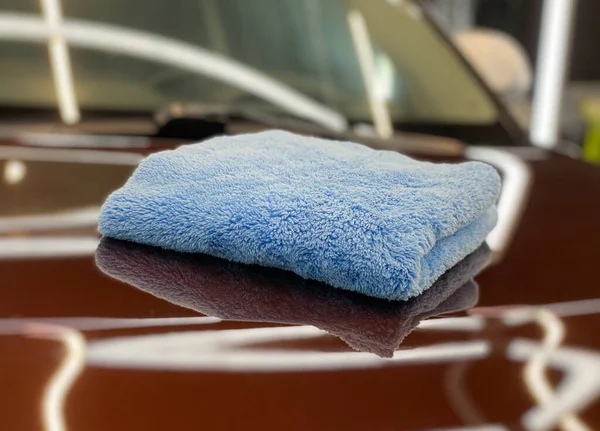 Araba temizliği için mavi mikrofiber halı.