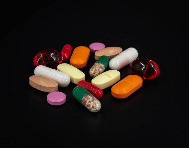 Siyah arka planda renkli haplar ve kapsüller