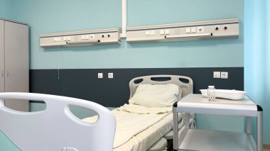 Hastane odasında bir şişe hap.