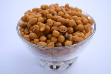 Hint yemeği Kara Boondi ya da şeffaf kasede servis edilen baharatlı tuzlu boondi. Çay zamanı atıştırmalık kızarmış nohut döşemesi ya da yağda kızartılmış besan. Lezzetli çıtır çıtır ev yapımı festival atıştırmalıkları.