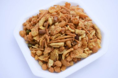 Çay saatinde atıştırmak için lezzetli bir Güney Hint karışımı. Beyaz arkaplanda izole.