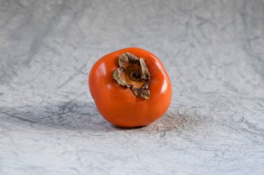 Persimmon Fruit Shiney beyaz arka planda izole edilmiş seçici bir odak. Japon Sharon meyvesi Kaki