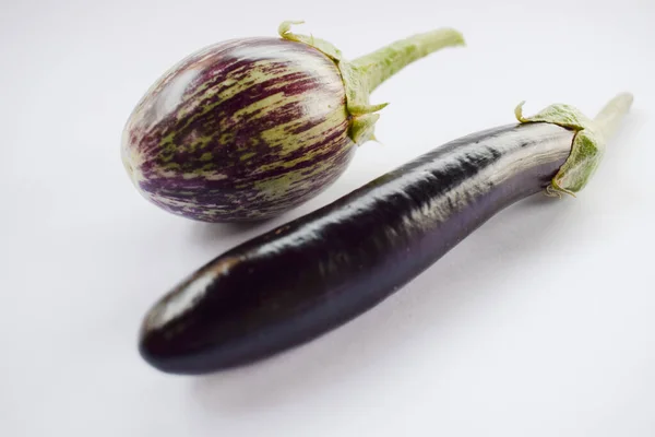 Zwei Brinjals Ein Rundes Oval Und Andere Lange Verschiedene Arten — Stockfoto