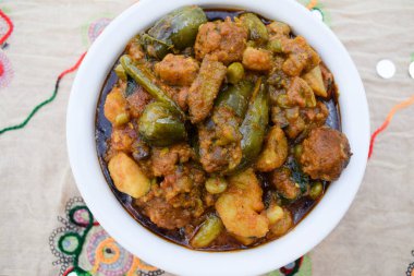 Surti Undhiyu özel gujarati yemeği Ocak 'ta Sankrant uttarayan festivalinde yapıldı. Bayramlık Hint yemeği lezzetli otantik Gujarati karışık sebze, bir tencere sebze.