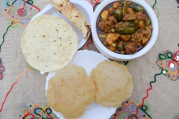 Indiase Gujarati Lunch Diner Van Puri Undhiyu Undhiya Curry Rolde — Stockfoto