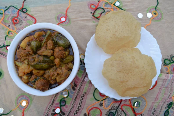 Indische Gujarati Mittag Oder Abendessen Mit Puri Und Undhiyu Oder — Stockfoto