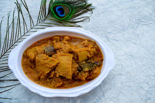 Suran ki Sabji oval bir tabakta servis yaptı. Sarı arka planda Hint egzotik mutfağı. Lezzetli Hint körisi
