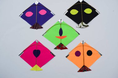 Jalebi, Uttarayan ya da Gujarat 'taki Makar Sankranti' nin Hint uçurtma festivali sırasında arandı. Minyatür uçurtmalar, minyatür fener mastürbasyon, kırmızı arka planda ppipudi boynuzu düdüğü.