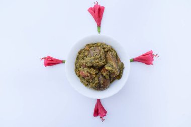 Gıda otantik yerli ve köy tarzı gujarati yemeği Surti undhiyu. Karışık sebze ürünleri, doldurulmuş brinjal, patates, yer elması, metil muthiya dhokli. Baba, bu tatlı ve baharatlı.