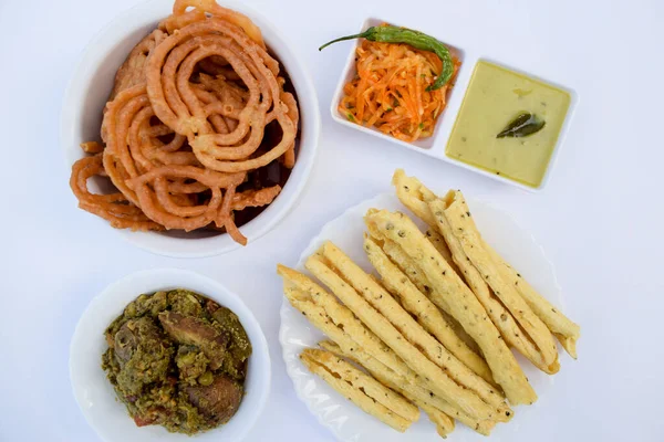 古吉拉提著名的正宗美食有法夫达 哈尔比 卡迪奇奇 烤木瓜和绿辣椒 — 图库照片