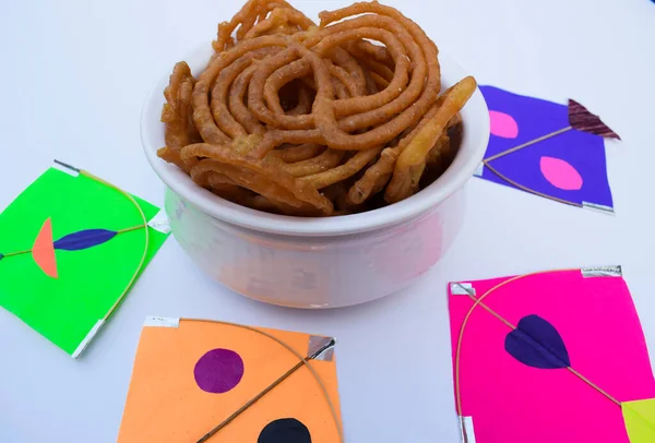 Jalebi, Uttarayan ya da Gujarat 'taki Makar Sankranti' nin Hint uçurtma festivali sırasında arandı. Rengarenk uçurtmalarla süslenmiş. Festivalde servis edilen tatlı aperatif