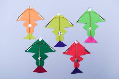 Küçük makaralı minik uçurtmalar uttarayan makar sankranti spekil Hint uçurtma festivali için Firki manjha ile Patang. Mutlu yıllar dilemek için renkli uçurtmalar.