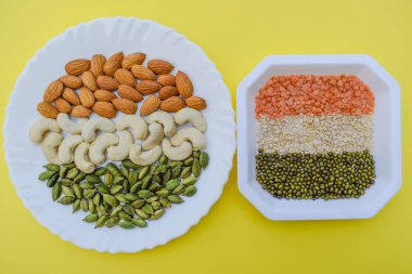 Hint cumhuriyet günü temalı Hint bayrağı yiyecekle tasvir edilmiştir. Çiğ havuç, turp ve ıspanak salatası.