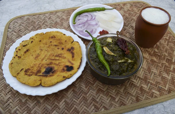 Indiamakki Roti Und Sarson Saag Mit Zwiebelsalat Und Geerdetem Glas — Stockfoto