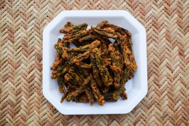 Hint özel yemeği bamya kızartması ve dil unu ayrıca Kurkuri bhindi olarak da bilinir. Çay saatinde aperatif olarak ya da öğle ve akşam yemeklerinde garnitür olarak servis edilir. Geleneksel Hint kadın parmak yemekleri.