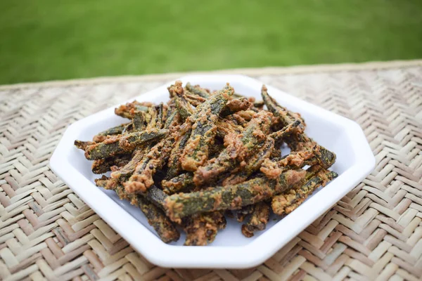 Hint köri ya da başlangıç aperatifi Bhindi kızartması ya da Kurkure bhindi olarak da bilinir. Geleneksel ve otantik Hint mutfağı bamya kızartması çimenlik, bahçe ve park arka planında servis edilir.
