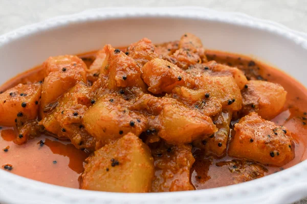 Hint balkabağı körisi, aynı zamanda Kaddu ki sabzi olarak da bilinir. Hindistan baharatları ve masala ile yapılan lezzetli kabak kabağı sebzesi. Ev yapımı köri sosu.