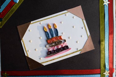 Doğum günü tebrik kartı, mum ve doğum günü pastasının karmaşık dizaynından yapılmış.