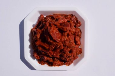 Geleneksel ve otantik Hint havucu turşusu Hindistan Asya 'dan Gajar ka achar olarak bilinir. Beyaz arkaplanda izole