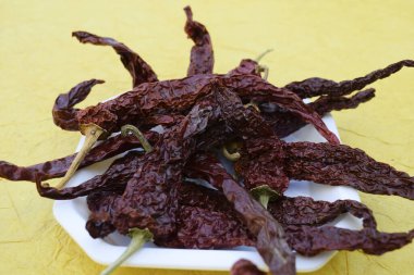 Asya 'dan kurutulmuş kırmızı biber. Hint baharatlı kuru kırmızı soğanlı masala baharatı.