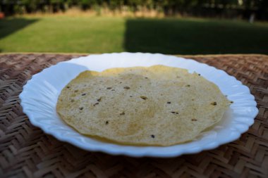 Geleneksel Hint papazı veya papağanı beyaz tabakta servis edilir..