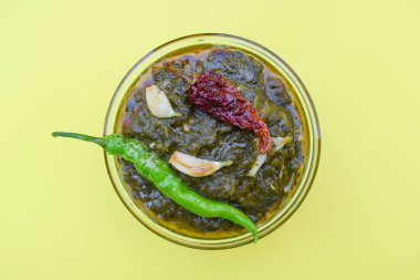 Hint yemeği Sarson ka saag ki sabji şeffaf bir kasede servis edilir. Kızarmış yeşil biber, kırmızı soğuk ve sarımsaklı karanfil ile süslenir. Otantik Kuzey Hindistan Punjabi Sabzi