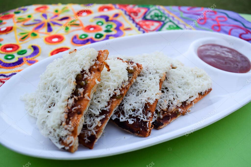 Pizza Farali hecha de harina de ayuno consumida durante el ayuno indio