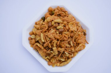 Hint yemeği Kara Boondi ya da şeffaf kasede servis edilen baharatlı tuzlu boondi. Çay zamanı atıştırmalık kızarmış nohut döşemesi ya da yağda kızartılmış besan. Lezzetli çıtır çıtır ev yapımı festival atıştırmalıkları.