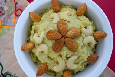 Shakarkandi ya da Shakarkand, Gujarat Hindistan 'dan gelme bir sebze kökü. Ukrayna ya da vrat ka khana' da pişirilmiş. Mahashivratri için, ekadashi kuru meyvelerle süslenmiş. Tatlı patates tatlısı.
