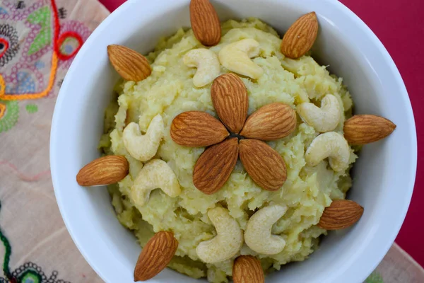 Shakarkandi ya da Shakarkand, Gujarat Hindistan 'dan gelme bir sebze kökü. Ukrayna ya da vrat ka khana' da pişirilmiş. Mahashivratri için, ekadashi kuru meyvelerle süslenmiş. Tatlı patates tatlısı.