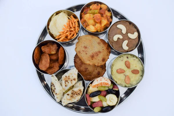 Hint mutfağı Upwas Thali complere meal for vrat ekadashi. Upawas thali meal with Rajgira puri, paratha, shakarkand halwa, alu sabji, amaranth sheera pakoda, sabudana ata dhokla, chips