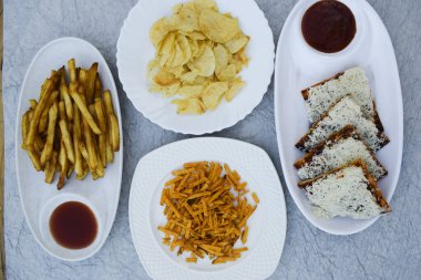 Hintlilerin dini inanış olarak bayramlarda yediği oruç öğeleri. Patates cipsi, tikha chivda, patates kızartması, jain soslu farali pizza. Kahvaltı tabağı mahashivratri.