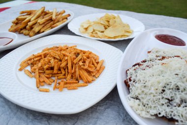 Hintlilerin dini inanış olarak bayramlarda yediği oruç öğeleri. Patates cipsi, tikha chivda, patates kızartması, jain soslu farali pizza. Kahvaltı tabağı mahashivratri.