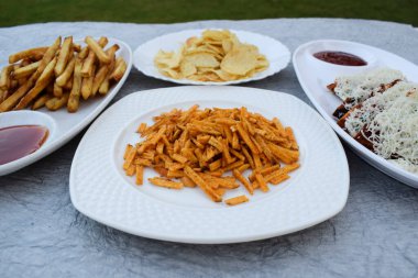 Hintlilerin dini inanış olarak bayramlarda yediği oruç öğeleri. Patates cipsi, tikha chivda, patates kızartması, jain soslu farali pizza. Kahvaltı tabağı mahashivratri.