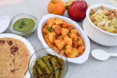 Farali vrat ka khana öğle yemeği ve akşam yemeği için Ekadashi, mahashivratri ve upavalar için oruç günleri