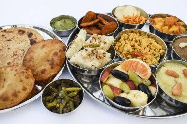 Hint orucu Gujarati Upwas hızlı diyet öğünleri Thali 'de sunulan Jain mutfağı ile tam yemek