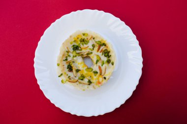 Geleneksel ve otantik Hint yemeği olan Ghevar veya ghewar, Hint tatlısı Holi, Diwali, rakshabandhan ve Teej gibi festivallerde hazırlandı ve yenildi. Tatsy rajasthani tatlısı