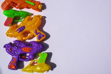 Pichkari, su tabancası ya da oyuncak tabanca. Hint Holi festivali kutlamalarında su çekmek ve oynamak için kullanılır. Oyuncak tabancalar.