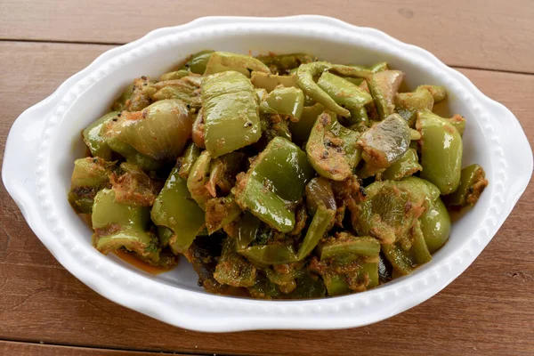 Hint capsicum masala sabji. Baharatlı dilimlenmiş çan biberi. Soğan körili Shimla mirch