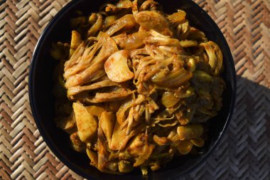 Jackfruit köri kızartması ya da Kathal Ki Sabji. Hint yemeği nefis. Orijinal ev yapımı Asya sebzesi..