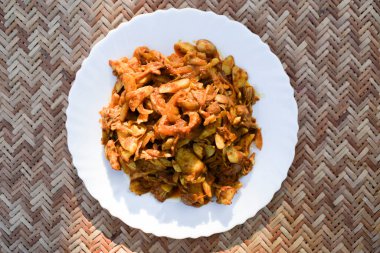 Jackfruit köri kızartması ya da Kathal Ki Sabji. Hint yemeği nefis. Orijinal ev yapımı Asya sebzesi..