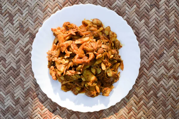 Jackfruit köri kızartması ya da Kathal Ki Sabji. Hint yemeği nefis. Orijinal ev yapımı Asya sebzesi..