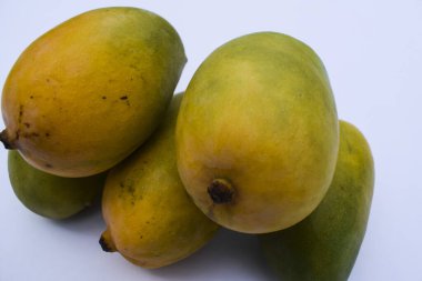 Gujarat ilçesinde yetişen Hindistan 'dan Lezzetli ve Taze Kesar Mango çeşitleri. Aromatik aromalı organik mango. Yaz mevsimi özel meyveleri Mangoe meyvelerin kralı olarak bilinir.